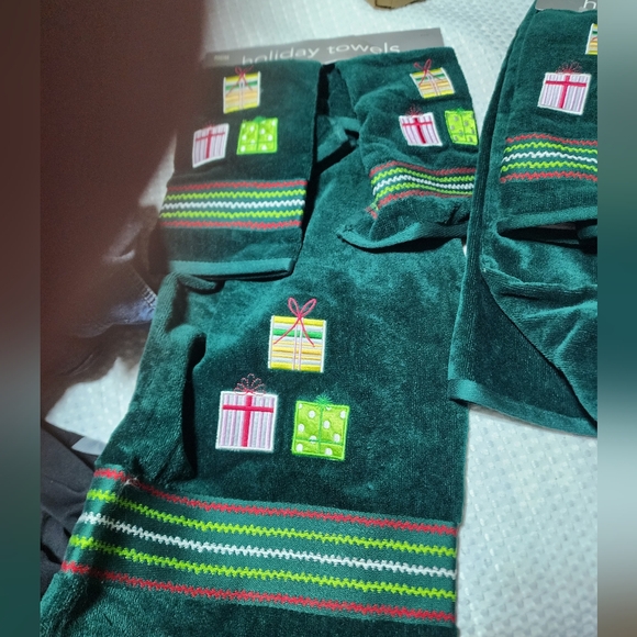 VINTAGE MARTHA STEWART NWT 3 PIECE EMBROIDERED BATH TOWEL SET. - Picture 4 of 7